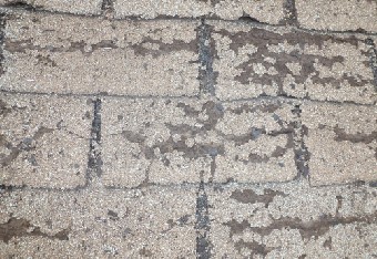 破損したアスファルトシングルの屋根塗装