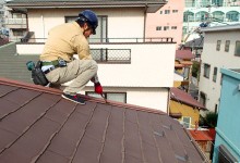 普段見えない屋根のチェックをする作業員