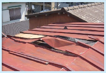 緩んだ箇所から屋根材が浮いてきます