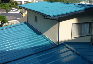 これまでの屋根に新しい屋根を被せます
