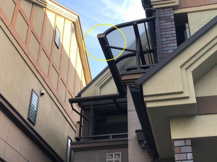 テラスの樋が割れた