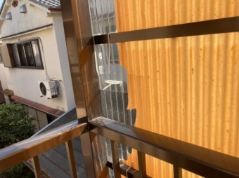 目隠しの波板一部破損