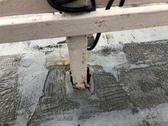 防水がめくれて隙間がある