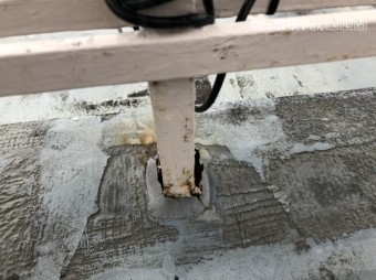 防水がめくれて隙間がある