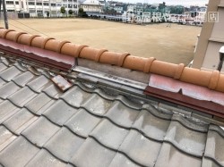 板金がはがれ瓦も落ちている