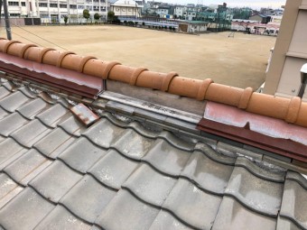 板金がはがれ瓦も落ちている