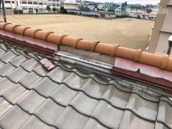 板金がはがれ瓦も落ちている