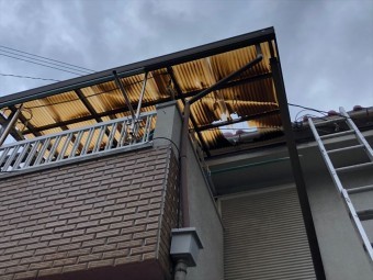 台風21号の被害で波板が割れている様子