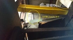 天井の隙間から雨漏れ