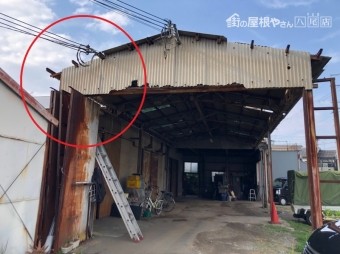 倉庫の屋根が飛んだ