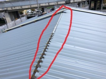カバー工法で倉庫の屋根工事中