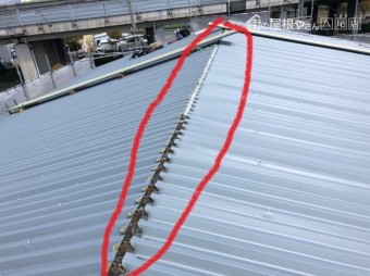 カバー工法で倉庫の屋根工事中