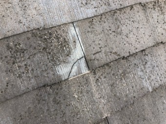 カラーベストが割れている