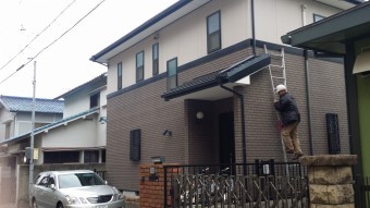 屋根に上る