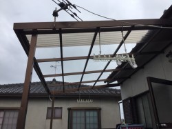 波板めくれ