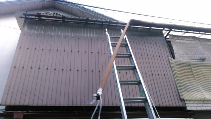 八尾市で雨樋が折れた