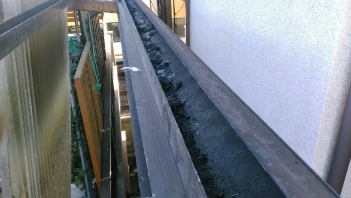 柏原市で波板撤去後の樋清掃