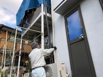 八尾市で竪樋が壁から外れた