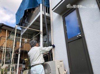 八尾市で竪樋が壁から外れた