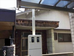 庇側面のタイルが落ちています