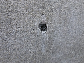 八尾市 外壁に穴