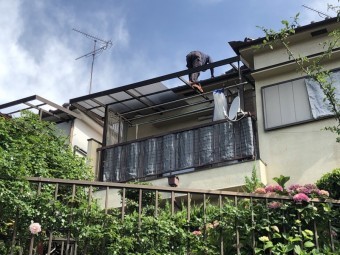 屋根上に上り作業