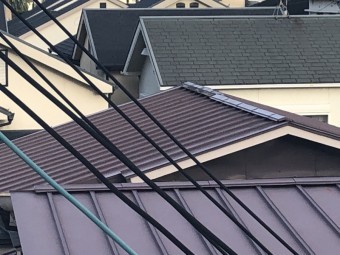 棟板金がめくれた