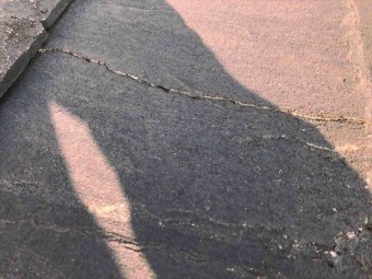 瓦のひび割れ部分