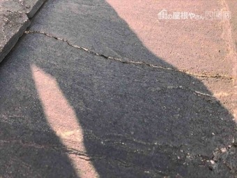 瓦のひび割れ部分