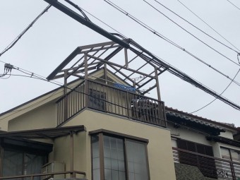 テラスに波板が飛んだ