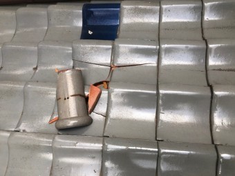 瓦が落下して割れた