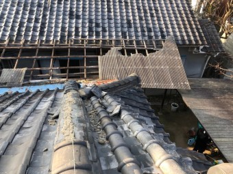 棟瓦が飛んだ