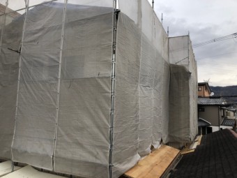 八尾市 屋根の上に足場
