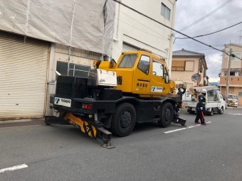 八尾市 屋根材をユニックで上げる
