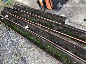 樋にごみがたまる