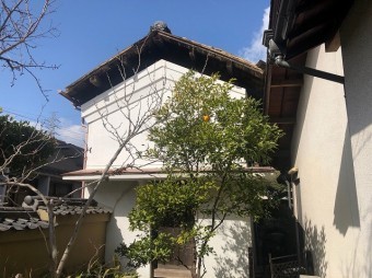 蔵の側面