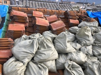 八尾市での瓦解体工事の写真