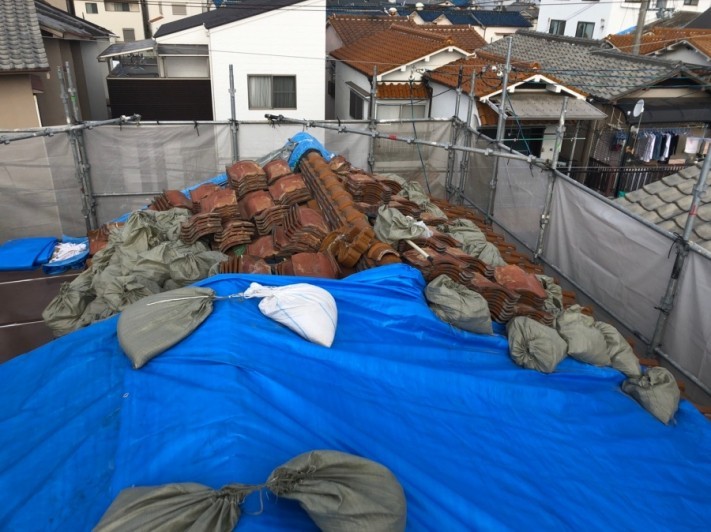 八尾市・屋根解体工事の様子。処分する瓦の枚数が多く土も多いので大量のゴミが出た写真