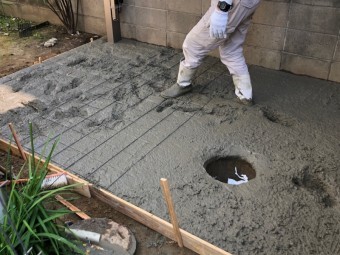 コンクリートで土台作り