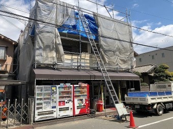 リフトで荷降ろし