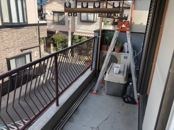 脚立で支えている