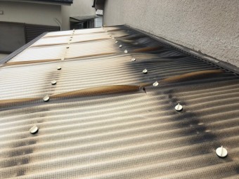 ベランダの波板が波打っている