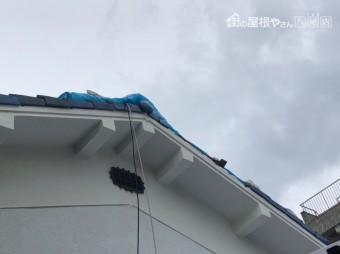 瓦が割れた