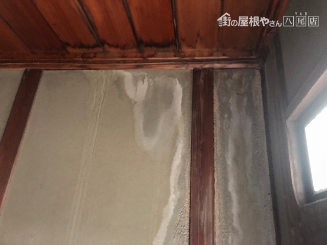 壁にシミ