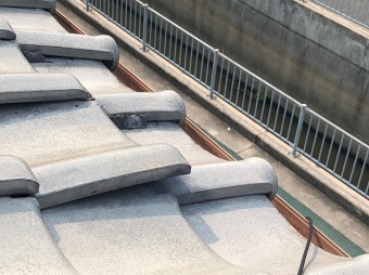 瓦の浮き