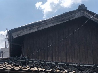 下屋に瓦が落下