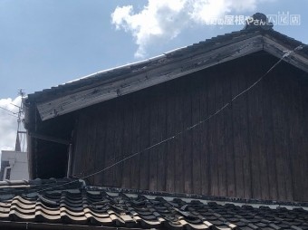 下屋に瓦が落下