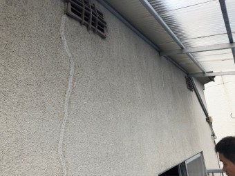ベランダの壁にクラック