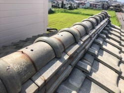 棟のワイヤーが切れた