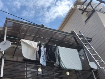 波板が浮いている